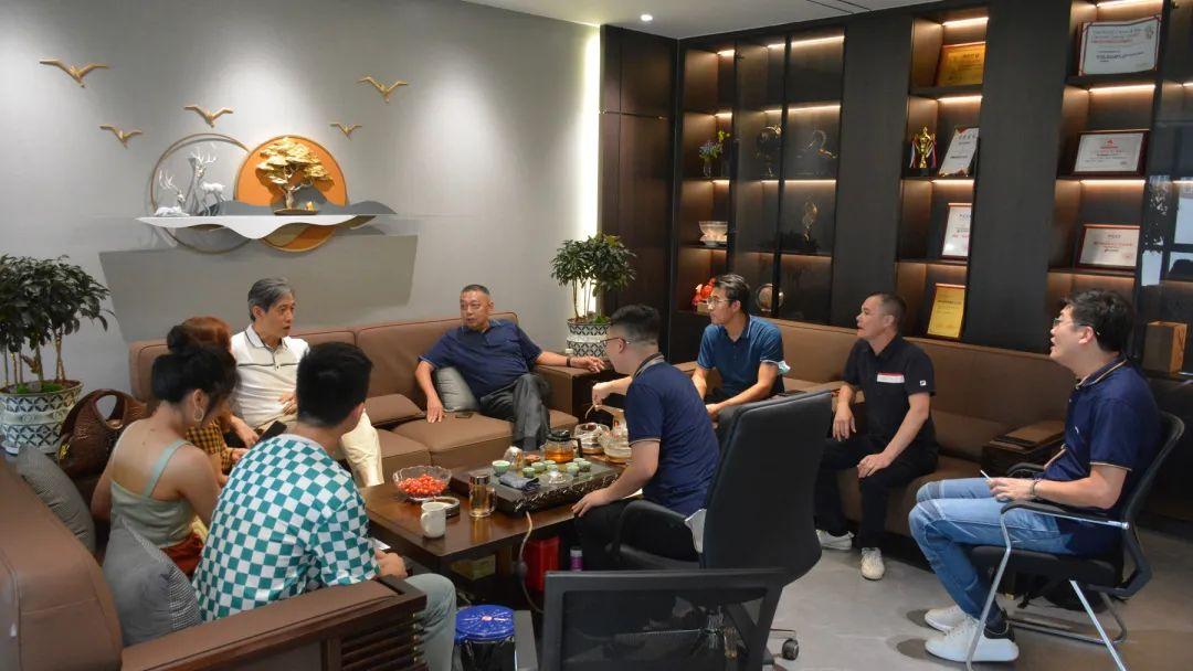 微水泥新品广受关注，吸引中国建筑卫生陶瓷协会宫秘书长前来参观考察！